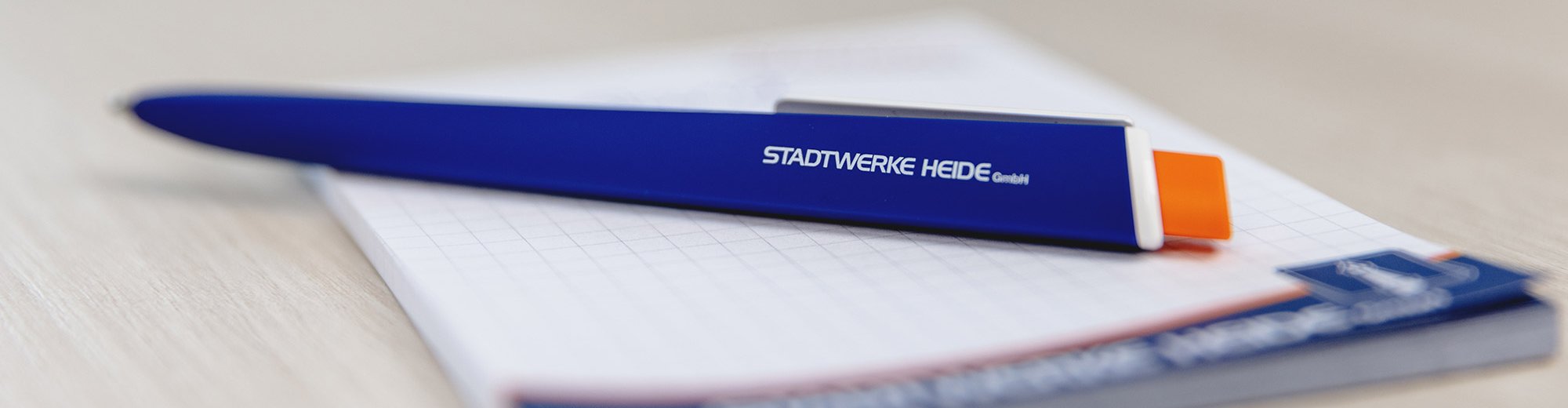 Ein Block und ein Stift der Stadtwerke Heide GmbH 