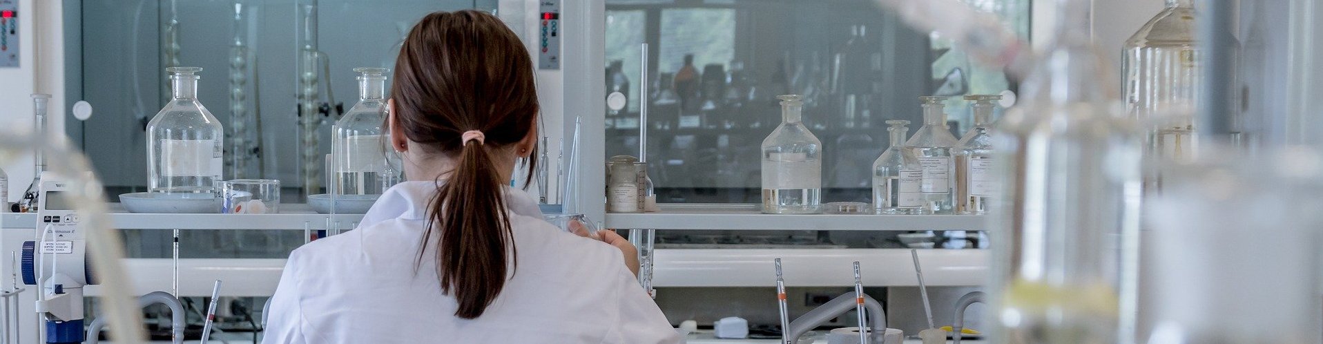 Eine Frau steht in einem Labor 