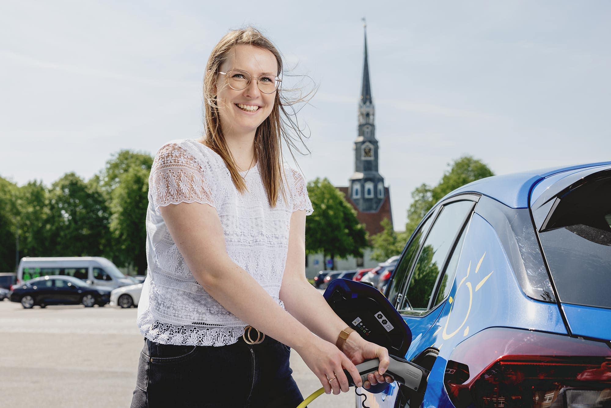 Kim Sophie Johannsen lädt ein E-Auto 